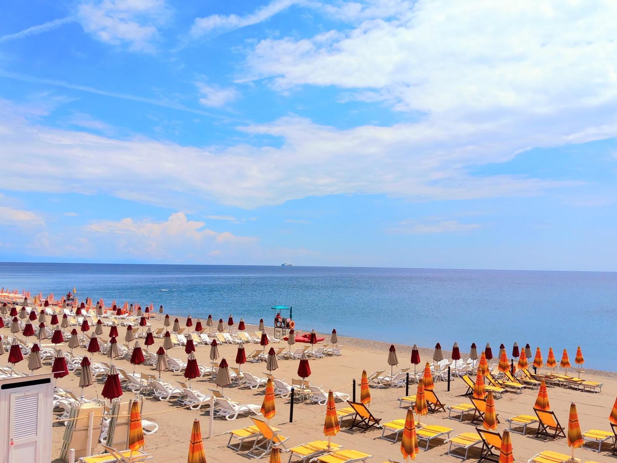 Sweet Sea View Apartment Savona Exterior photo